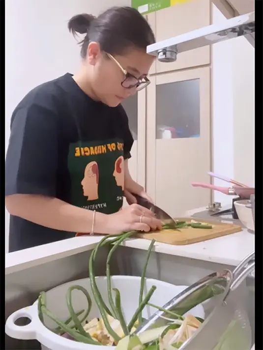Dalam video singkat tersebut, setelah belanja ke pasar, dilanjutkan masak. Meski ada asisten yang bisa membantunya, ia terjun sendiri dari mulai potong-potong bahan, menghaluskan bumbu hingga memasaknya. [Instagram/prillylatuconsina96]