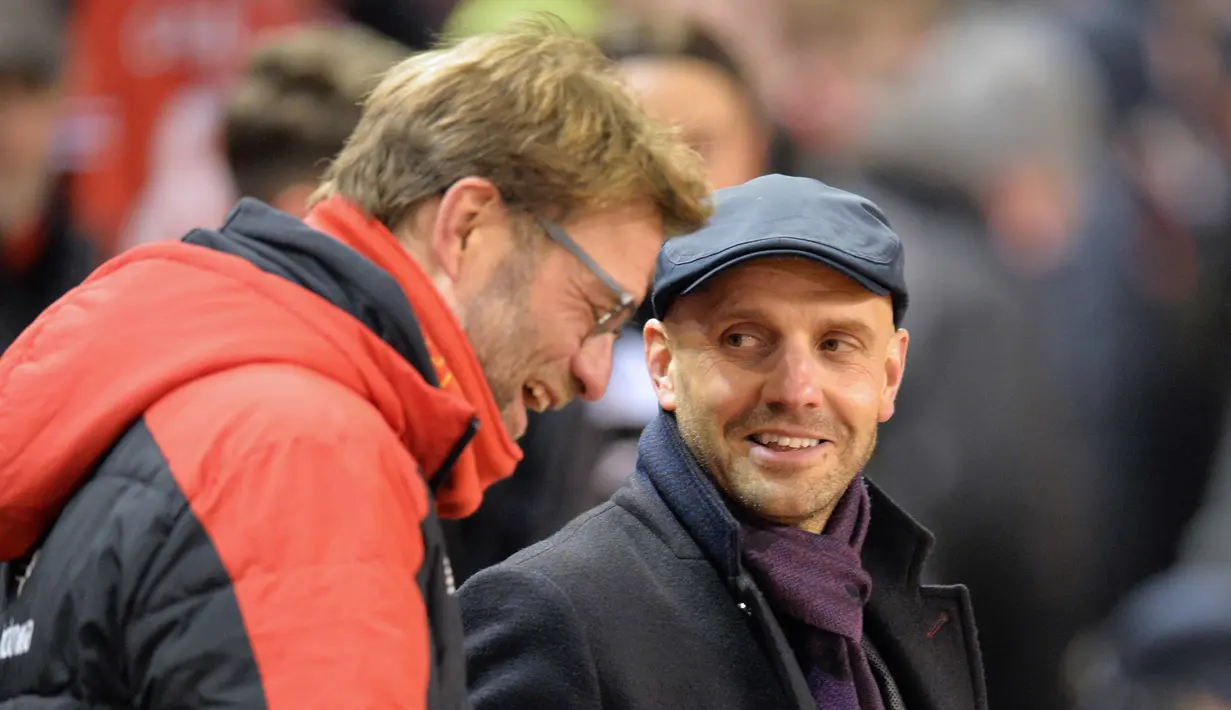 Pelatih Liverpool, Jurgen Klopp berbincang dengan Pelatih Exeter City, Paul Tisdale (kanan) pada laga piala FA putaran ketiga di Stadion, Anfield, Liverpool, Kamis (21/01/20160 dini hari WIB. (AFP/Paul Ellis)