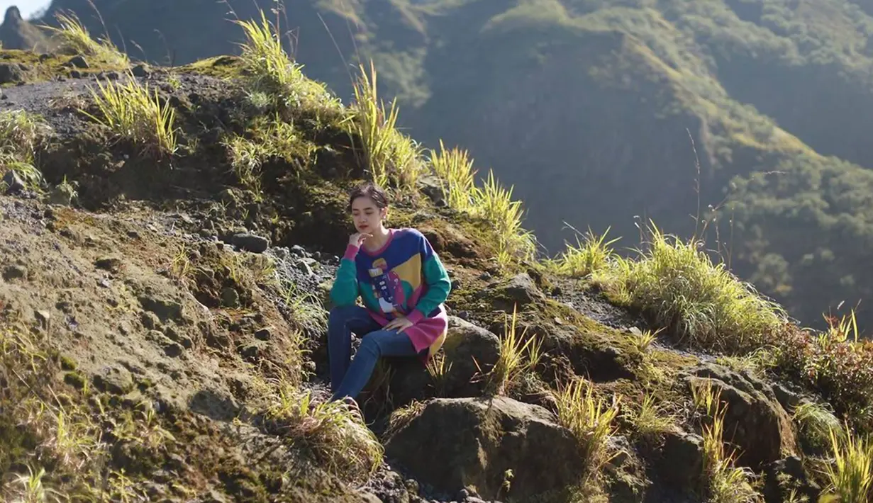 Mendaki gunung memang menjadi salah satu olahraga yang cukup menantang. Belakangan sejak pandemi Covid-19, banyak selebriti menyukai olahraga ini dan mulai menikmati serunya mendaki gunung yang berada di Pulau Jawa hingga Bali. (Liputan6.com/IG/@nadyaarina)