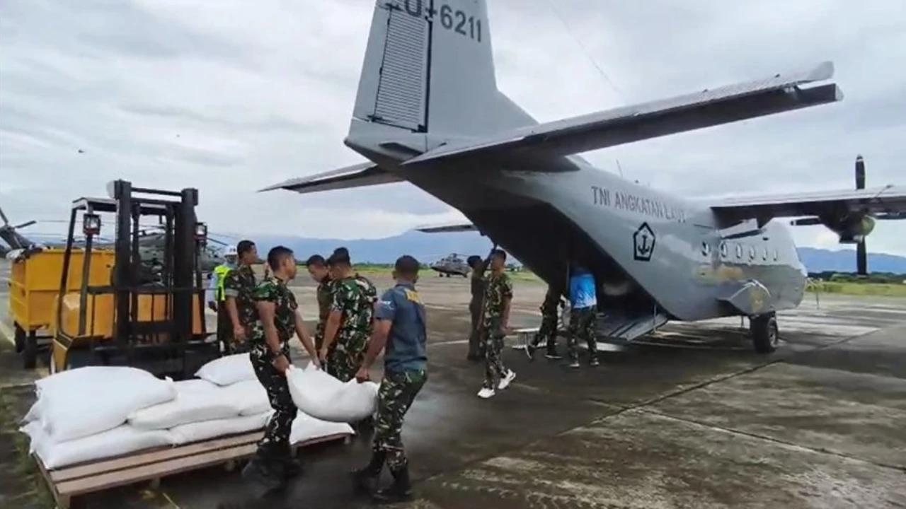 Gunakan Pesawat NC 212-200, TNI AL Salurkan Bantuan Bencana Lewat Udara ke Takengon Aceh