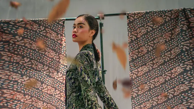 Model Rok Batik untuk Kebaya yang Simpel tapi Stylish. (pexels.com/Tsaqif Muhammad)