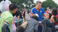 Kepala Pelatih MilkLife Soccer Challenge, Timo Scheunemann, memberikan semangat dan motivasi bagi tim yang belum meraih gelar juara untuk terus berlatih dan mengasah kemampuan si kulit bundar di lapangan hijau. (dok.&nbsp;MilkLife Soccer Challenge)