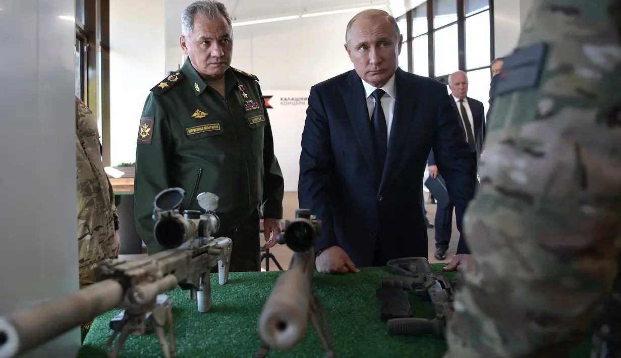 Presiden Rusia, Vladimir Putin bersama Menteri Pertahanan Rusia Sergei Shoigu  mengunjungi pameran Kalashnikov Concern di Patriot Park, luar Moskow, Rabu (19/9). (Alexey NIKOLSKY / SPUTNIK / AFP)