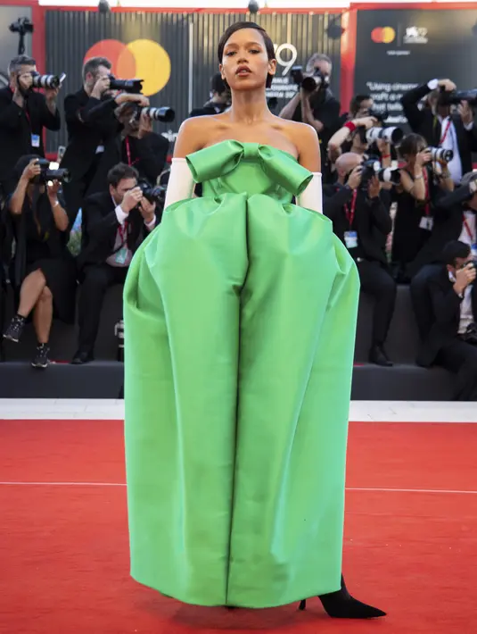 Taylor Russell berpose untuk fotografer setibanya di pemutaran perdana film 'Bones and All' selama Venice Film Festival ke-79 di Venesia, Italia (2/9/2022). Taylor Russell yang berusia 28 tahun tampil memukau di karpet merah dengan gaun hijau zamrud. (Photo by Vianney Le Caer/Invision/AP)
