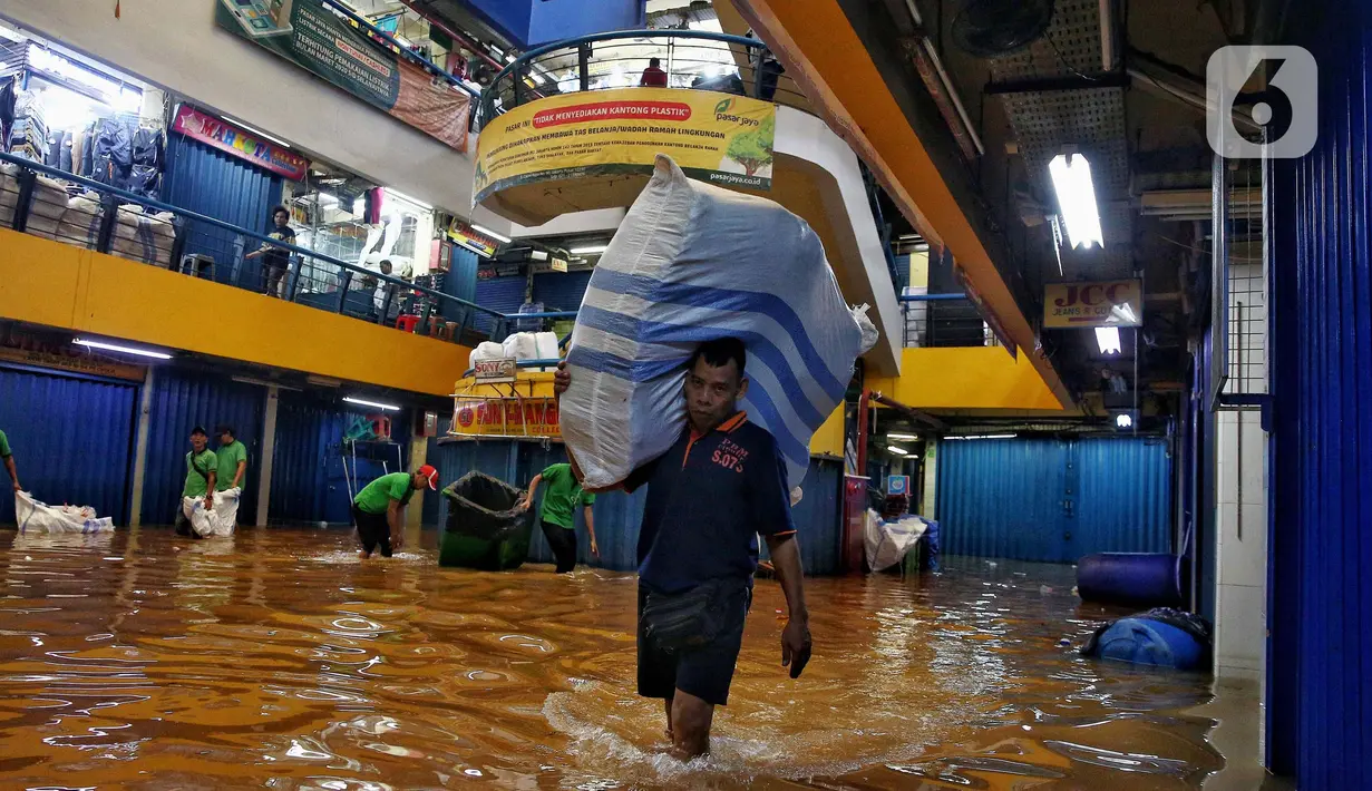 Genangan air yang masuk ke dalam area dalam Pasar Cipulir memaksa sebagian pedagang di lantai satu menutup toko mereka. (Liputan6.com/Angga Yuniar)