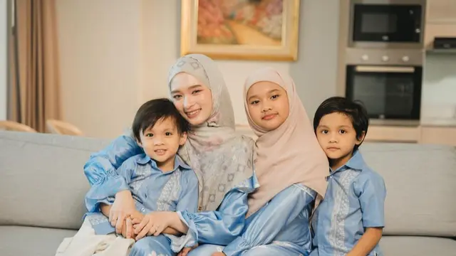 Gaya Inara Rusli Pakai Baju Lebaran Brand Sendiri, Kompak Bareng Buah Hati