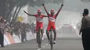 Pebalap Pishgaman Giant Team Iran, Amir Zargari, finis pertama di Etape 2 Tour de Singkarak 2015 dari Padang Pariaman menuju Solok, Sumatra Barat, Minggu (4/10/2015). (Bola.com/Arief Bagus)