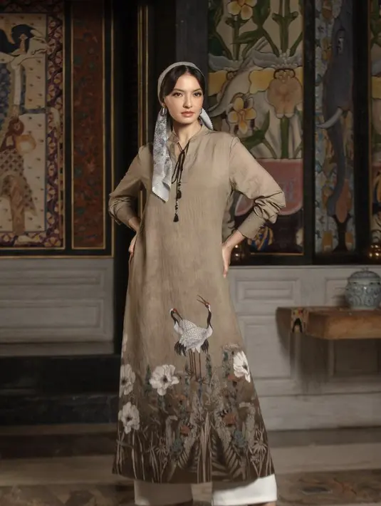 Raline Shah memberi kesan spesial dengan aksen bandana pada gaya rambutnya. [Foto: Instagram/ Raline Shah]