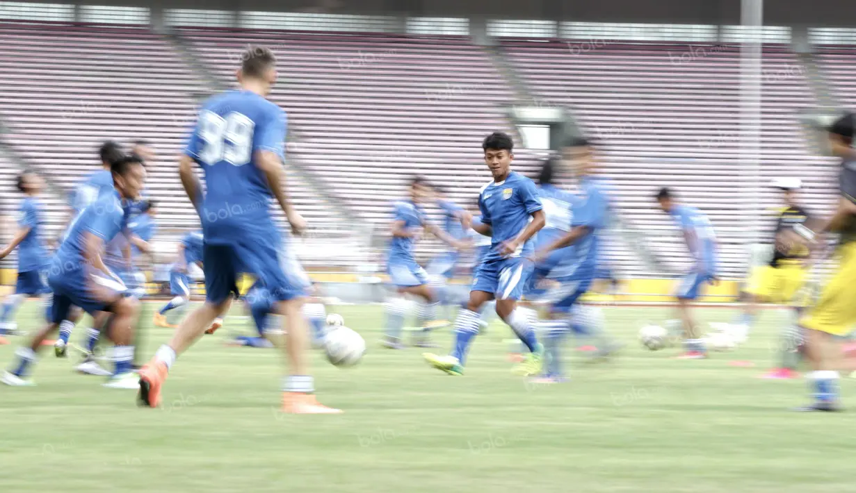 Pemain muda berbakat milik Persib Bandung, Febri Haryadi, berlatih serius menjelang final Torabika Bhayangkara Cup 2016 di Stadion Utama Gelora Bung Karno, Jakarta, Sabtu (2/4/2016). (Bola.com/Nicklas Hanoatubun) 