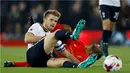 Pemain Liverpool, Georginio Wijnaldum, berduel dengan pemain Tottenham Hotspur, Eric Dier, pada putaran keempat Piala Liga Inggris di Stadion Anfield, Liverpool, Selasa (25/10/2016) waktu setempat. (Reuters/Phil Noble)