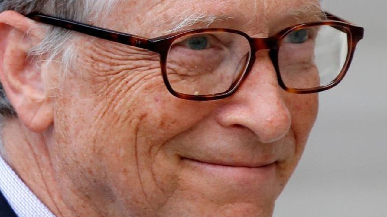 Asyiknya Bill Gates Pendiri Microsoft Berjoged di Atas Panggung, Dua Jempolnya Ikut Diangkat