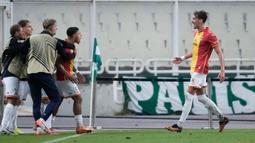 Dean James yang menjadi starter tampil dengan sangat luar biasa. Pemain benomor punggung 5 itu memberikan dua assist untuk Go Ahead Eagles. (AP Photo/Thanassis Stavrakis)