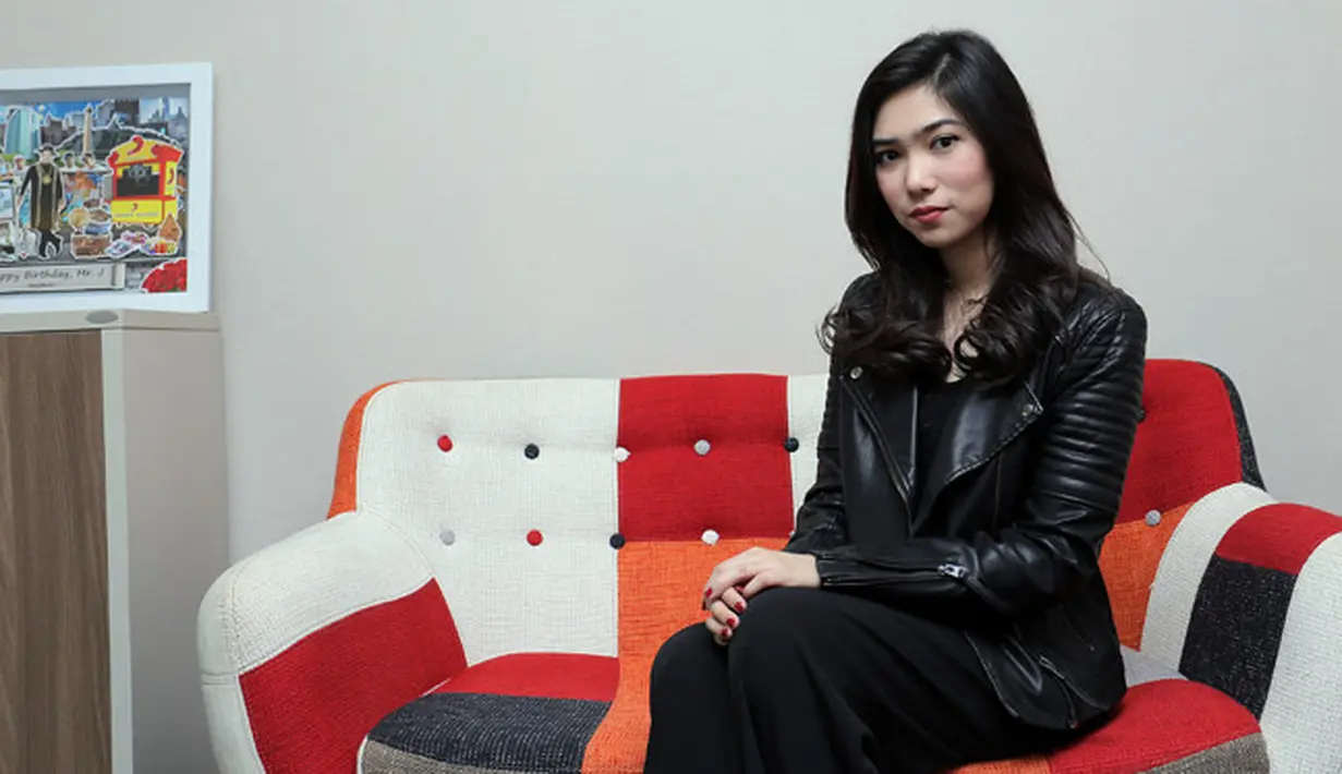 "Nggak sih, aku senang banget sama alis yang sudah diberikan oleh Yang Maha Kuasa karena benar-benar aman, nggak usah terlalu diapa-apain," kata Isyana Sarasvati. (Deki Prayoga/Bintang.com)