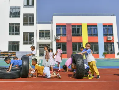 Anak-anak bermain di taman kanak-kanak lokasi relokasi wilayah Sansui, Provinsi Guizhou, China, 31 Agustus 2020. Guizhou telah merelokasi 1,88 juta orang sebagai upaya pengentasan kemiskinan dalam periode Rencana Lima Tahunan ke-13 (2016-2020). (Xinhua/Yang Wenbin)