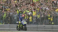 Euforia kesuksesan Valentino Rossi merebut podium juara MotoGP Belanda 2017 di Sirkuit Assen, Minggu (25/6/2017). (AP Photo/Geert Vanden Wijngaert)