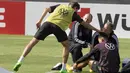 Pemain Jerman Jamal Musala (bawah kanan) mengalami cedera saat sesi latihan di Kampus DFB, Frankfurt, Jerman, Selasa (20/9/2022). Jerman akan menghadapi Hungaria pada pertandingan sepak bola Grup 3 UEFA Nations League. (ANDRE PAIN/AFP)