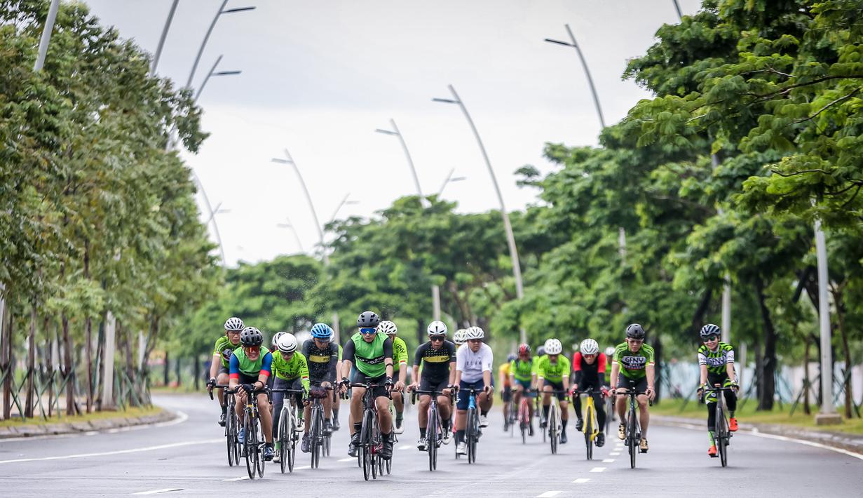 Sejumlah pesepeda melaju saat sesi group ride road to Gran Fondo New York (GFNY) Bali 2023 di kawasan Pantai Indah Kapuk (PIK 2), Jakarta, Minggu (29/1/2023). Tujuan diadakannya acara ini untuk membangkitkan kembali gairah para pesepeda di Tanah Air. (Dok.GFNY Bali)