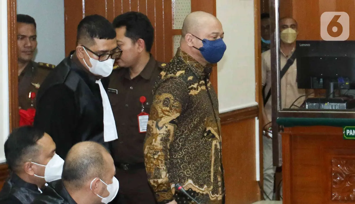 Terdakwa Mantan Kapolda Sumatera Barat Irjen Teddy Minahasa Putra memasuki ruangan untuk menjalani sidang perdana kasus narkoba di PN Jakarta Barat, Kamis (2/2/2023). Sebelumnya, pada Rabu (1/2/2023), enam anak buah Teddy Minahasa sudah lebih dulu menjalani sidang perdana dalam kasus yang sama di PN Jakarta Barat. (Liputan6.com/Herman Zakharia)