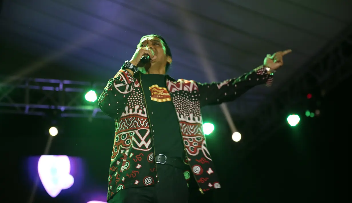 Pria bernama asli Didi Prasetyo ini tampil kece dengan mengenakan kemeja batik dengan kaus hitam bertuliskan #BeraniDekat. Hal tersebut dilakukan Didi Kempot karena mendukung penuh gerakian berani dekat dengan penderita HIV-Aids.
