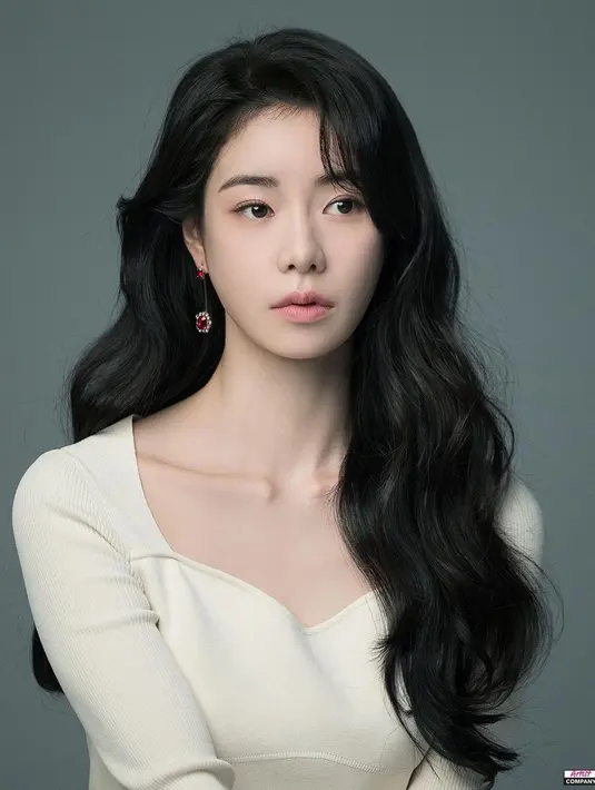 Dalam sebuah wawancara, Lim Ji Yeon juga mengakui keinginannya untuk bisa meningkatkan pengalamannya beradu peran, terutama dengan seniornya Song Hye Kyo. Ia mengakui dirinya banyak belajar dari Song Hye Kyo dan sangat berterima kasih. Foto: Instagram.