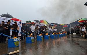 Pemusnahan barang ilegal di Sulbangsel. (Liputan6.com/Fauzan)