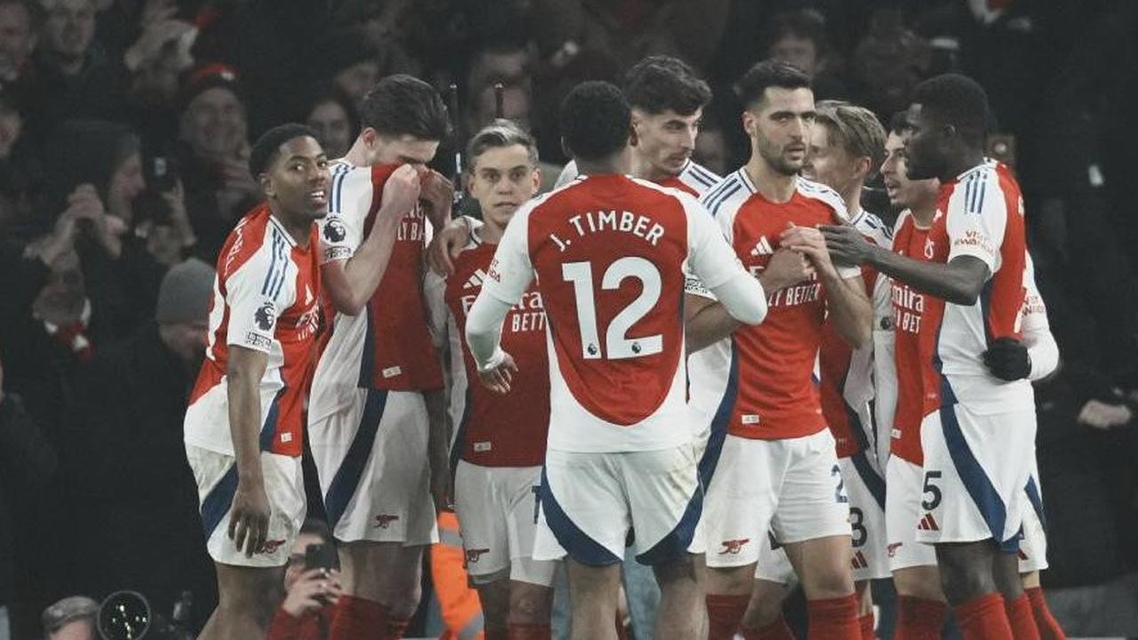 Para pemain Arsenal merayakan gol ke gawang Aston Villa di Premier League 2024/2025, Minggu, 19 Januari 2025.  (c) AP Photo/Dave Shopland