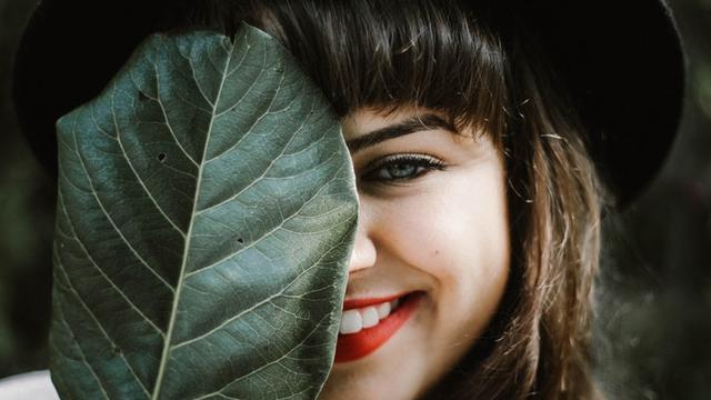 Rekomendasi warna lipstik yang ciptakan efek gigi putih