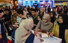 FOTO: Ribuan Pencari Kerja Ramai-Ramai Serbu Job Fair Surabaya