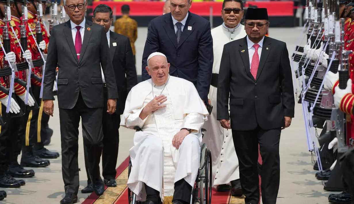 Paus Fransiskus berada di Indonesia sejak Selasa (3/9/2024). (Tatan Syuflana/POOL/AFP)