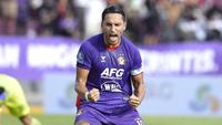 Penyerang Persik Kediri, Ezra Walian. (Bola.com/Gatot Sumitro)