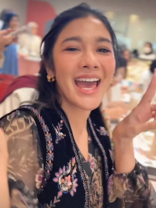 Member baru, Naysilla Mirdad, terlihat simple dengan dress brukat full border dan mules. [@mrsayudewi]