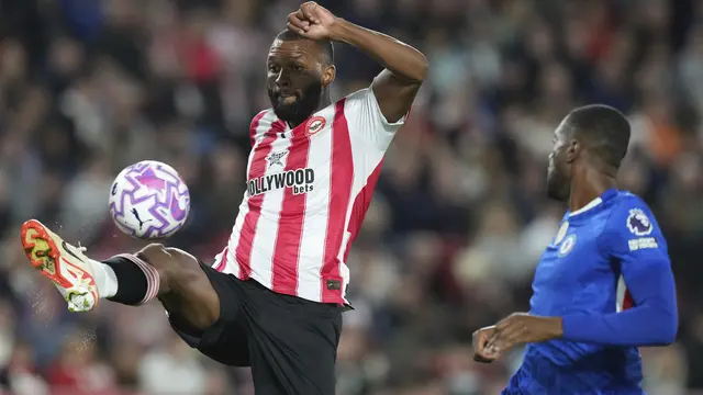 Igor Thiago dari Brentford mengoper bola melewati Tosin Adarabioyo dari Chelsea