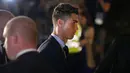 Megabintang Real Madrid, Cristiano Ronaldo tiba di hotel tempat skuad timnya menginap di Keiv, Ukraina, Kamis (24/5). Di hotel tersebut, Cristiano Ronaldo cs akan menginap sampai sebelum partai Final Liga Champions berlangsung. (AP/Sergei Grits)