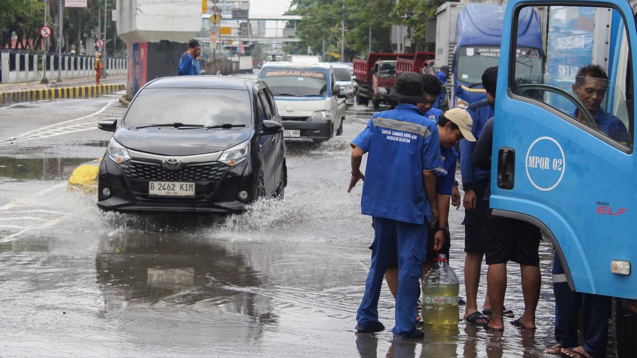 FOTO: Mesin Pompa Dikerahkan, Banjir Mangga Dua Kini Surut