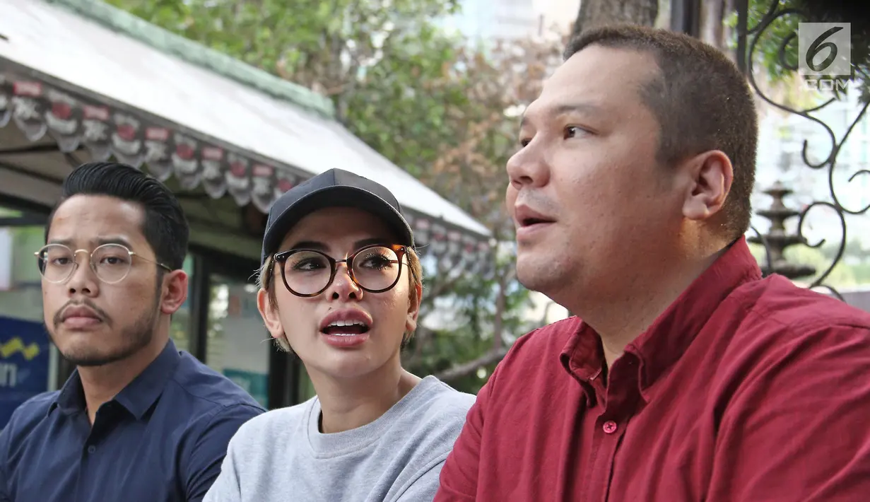 Nikita Mirzani didampingi tim kuasa hukumnya menggelar jumpa pers di kawasan Kemang Jakarta, Rabu (4/10). Meski membantah melakukan penghinaan, Nikita tetap meminta maaf kepada jajaran TNI khususnya Jenderal Gatot Nurmantyo. (Liputan6.com/Herman Zakharia)