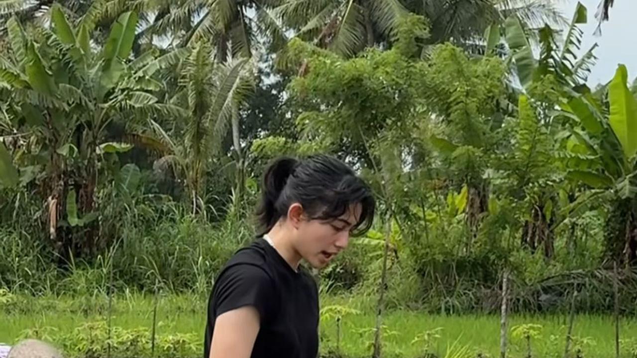 Potret Sintya Marisca Nyemplung ke Sawah Bantu Petani Menanam Padi