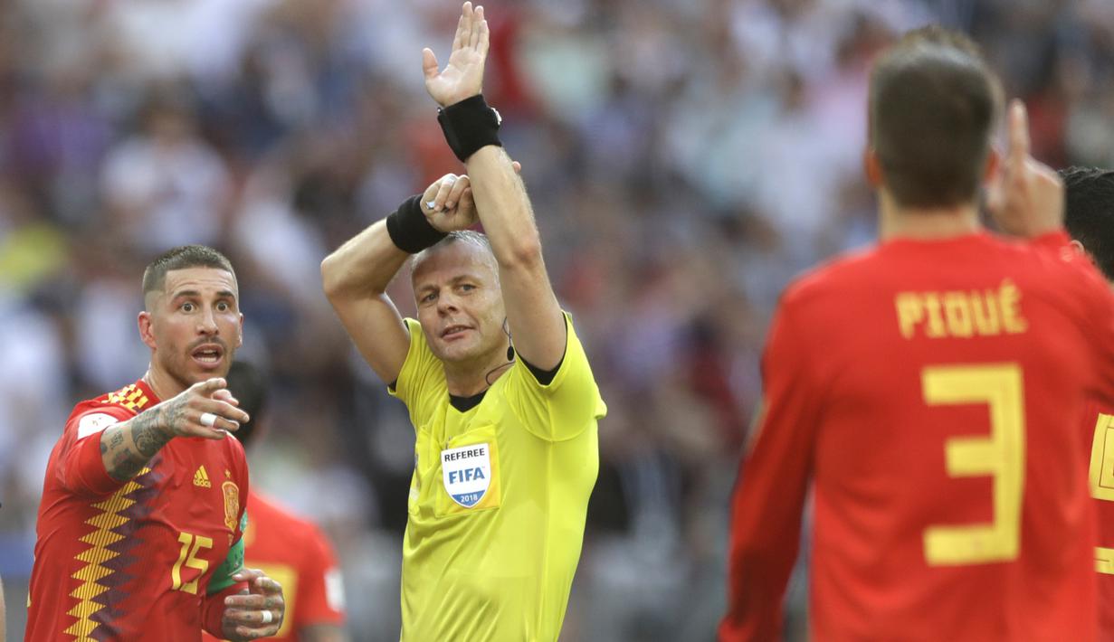 Sergio Ramos melakukan protes saat wasit, Bjorn Kuipers menunjuk penalti untuk Rusia pada laga 16 besar di Luzhniki Stadium, Moskow, Rusia, (1/7/2018). Rusia dan Spanyol bermain imbang 1-1. (AP/Matthias Schrader)