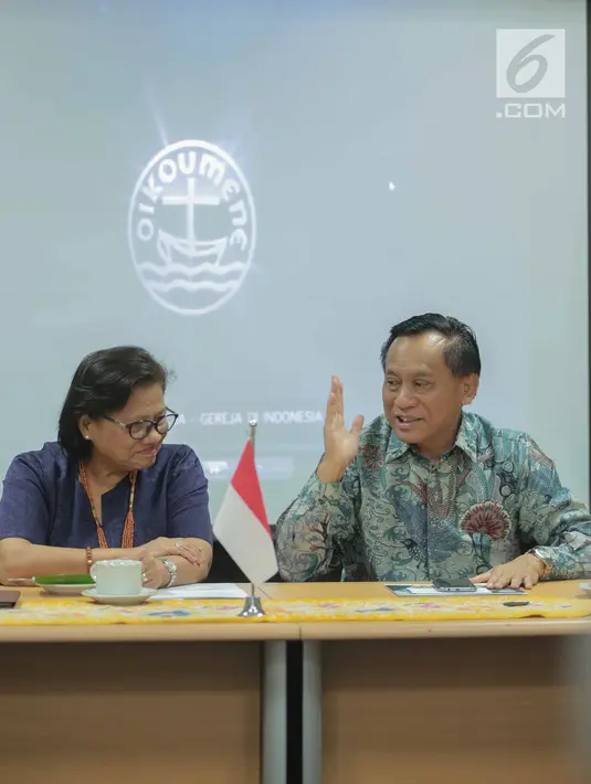 Direktur SCM sekaligus Presiden Direktur Indosiar, Imam Sudjarwo berbincang dengan Ketua PGI, Pdt Dr Henriette Tabita Lebang saat silatuhrami di Jakarta, Rabu (31/7/2019). (Liputan6.com/Faizal Fanani)