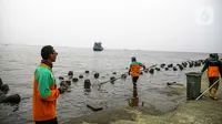 Petugas membersihkan Kali Adem, Muara Angke, Jakarta Utara, Sabtu (2/10/2021). Teluk Angke dan Ancol yang ada di wilayah Jakarta Utara dilaporkan tercemar paracetamol dengan konsentrasi tinggi. (Liputan6.com/Faizal Fanani)