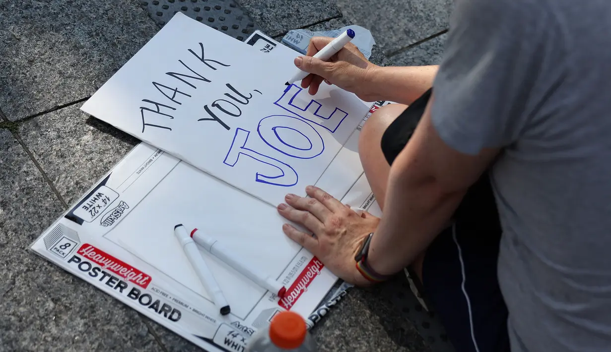 Seorang pendukung Presiden AS Joe Biden membuat tulisan di depan Gedung Putih pada 21 Juli 2024 di Washington, DC. (JUSTIN SULLIVAN / GETTY IMAGES NORTH AMERICA / Getty Images via AFP)