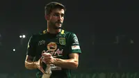 Gelandang Persebaya Surabaya, Robertino Pugliara, hanya bermain selama 41 saat menghadapi Sriwijaya FC. (Bola.com/Aditya Wany)