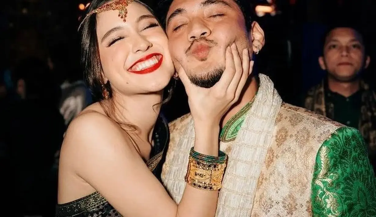 Yasmine Napper tampil mesra dengan Giorgino Abraham. Yasmine Napper tampil cantik dengan kain sari hitam, yang dipadukannya dengan makeup bold dan pulasan lipstik merah. [Foto: Instagram/shanum_indahh]