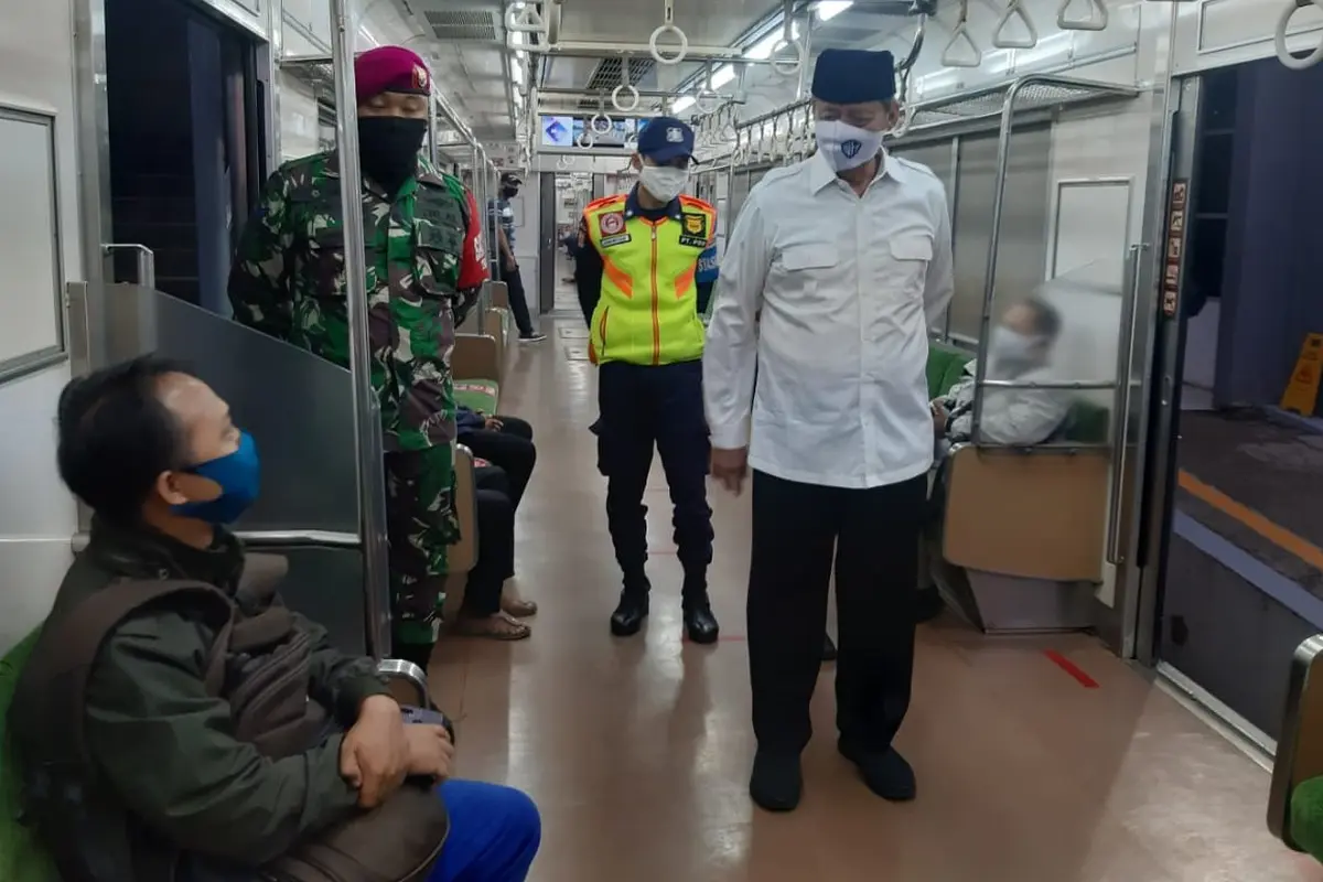 Gubernur Banten Wahidin Halim meninjau beberapa stasiun KRL di Kota Tangerang dan Tangerang Selatan, Senin (20/04/2020) di tengah PSBB.
