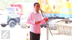 Presiden Jokowi saat memberi sambutan saat Groundbreaking Light Rail Transit (LRT) Indonesia, Jakarta, Rabu (9/9). LRT merupakan salah satu moda transportasi massal berbasis rel yang ramah lingkungan.(Liputan6.com/Faizal Fanani)