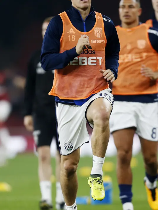 7. Gareth Barry - Pernah menjadi peran vital saat membawa Man City juara. Kali ini justru Barry terombang ambing akibat buruknya perforna WBA di Liga Inggris. (AFP/Ian Kington)