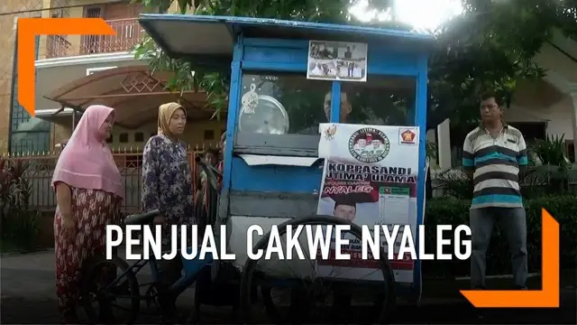 Seorang penjual cakwe keliling maju sebagai caleg DPRD Bekasi. Ia punya cara unik berkampanye kepada warga di daerah pemilihannya.