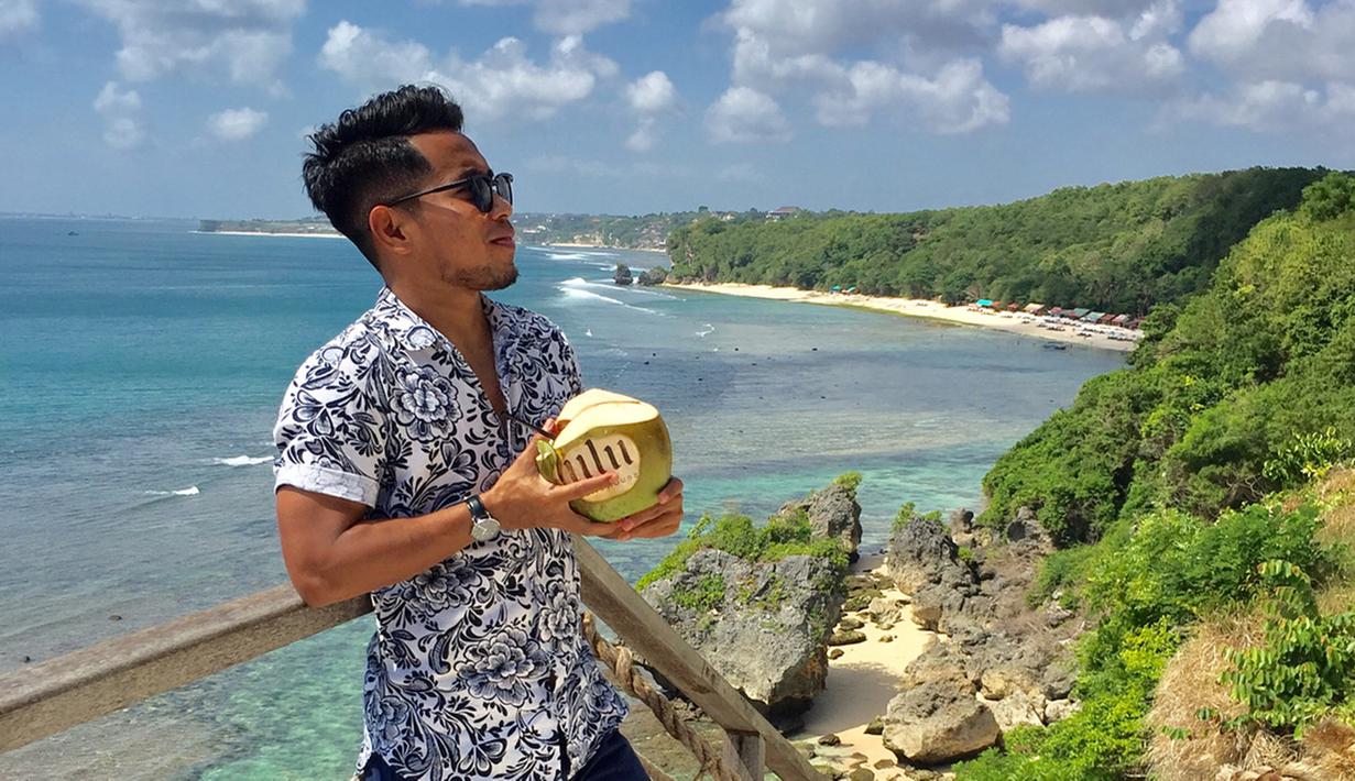 FOTO Gaya Santai Pemain  Sepak Bola  Andik Vermansah Saat 