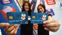 Model menunjukkan ReyCard, kartu pembayaran cashless yang dapat digunakan di rumah sakit dan penyedia kesehatan mana pun di Indonesia, di sela-sela peluncuran di Jakarta, Rabu (6/7/2022). (Liputan6.com/Fery Pradolo)