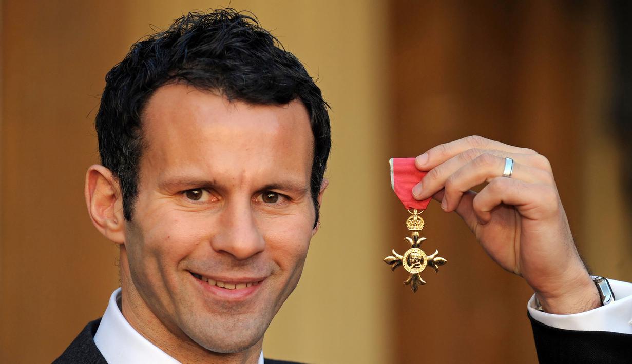 Berkat dedikasi dan pengabdiannya di dunia sepak bola, kerajaan Inggris memberikan gelar kebangsawanan Order of the British Empire (OBE) kepada Giggs pada 2007. (AFP/Fiona Hanson//POOL)