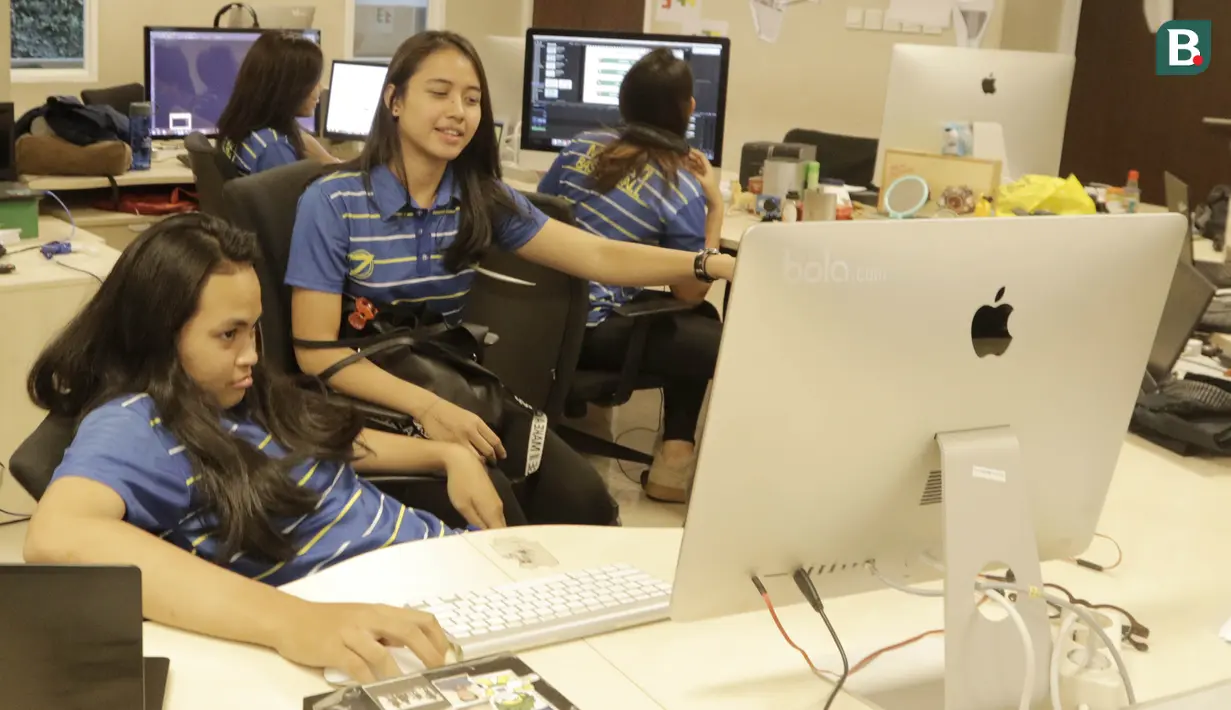 Pebasket Merpati Bali saat berkunjung ke kantor Bola.com di Gondangdia, Jakarta, Jumat (16/3/2018). Dalam kunjungan tersebut para penggawa Merpati Bali berbagi cerita tentang persiapan Srikandi Cup 2018 seri ketiga. (Bola.com/M Iqbal Ichsan)